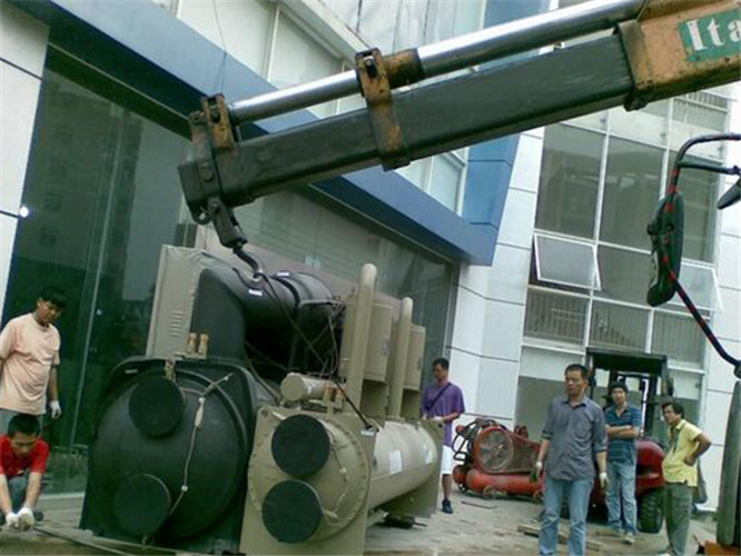 金东区随车吊和汽车吊的核心区别是什么？哪种更省钱？